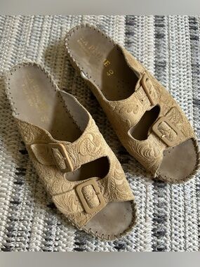 La Plume “Jen” Tooled Floral Stamped Leather Slide Sandal. Womens size 40 READ